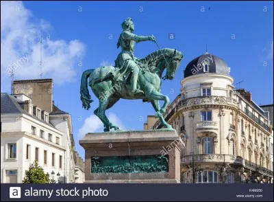Partout dans la ville on retrouve des statues, des bas-reliefs, plaques commémoratives en souvenir de...