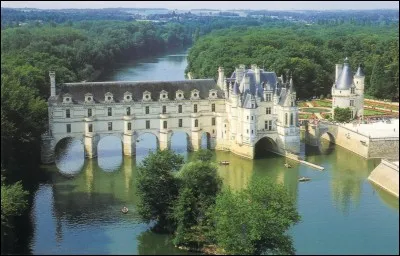 Dans la basse vallée du Cher un château éclipse tous les autres par son allure, le château de Chenonceau, surnommé...