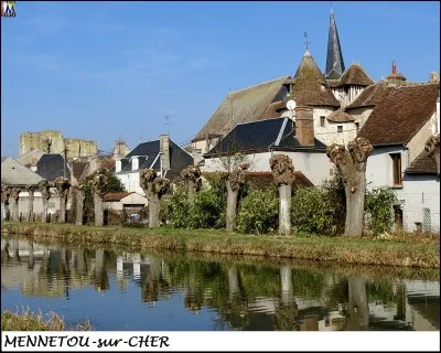 Quelle est cette adorable petite cité médiévale, blottie entre ses remparts percés de portes fortifiées, aux petites ruelles, maisons à colombage, torchis et encorbellements ?