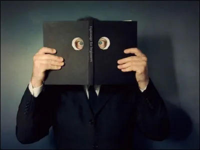 Que manque-t-il au mot "E ____n'' pour qu'il soit une personne recueillant secrètement des informations ?