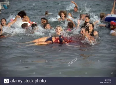 Dans quel film un tremblement de terre cause-t-il un tourbillon sous-marin, qui libère des centaines de poissons préhistoriques, jusqu'alors bloqués dans une grotte sous-marine ?