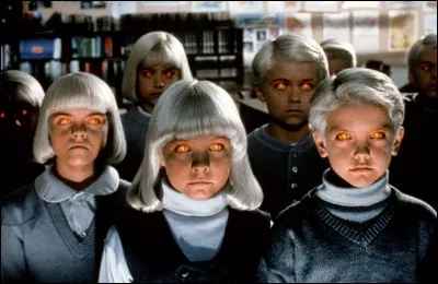 Dans quel film douze femmes et filles se retrouvent-elles enceintes et accouchent le même jour d'enfants blonds aux yeux un peu étranges ?