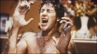 Dans quel film David Kessler (David Naughton) est-il le seul survivant de l'agression par un animal féroce qui a tué son ami Jack Godmann (Griffin Dunne) ?