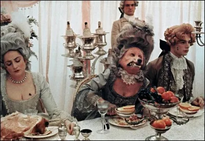 Dans quel film la jeune Rosaleen (Sarah Patterson) rêve-t-elle qu'elle vit dans une forêt de conte de fées, où une vieille femme superstitieuse la met en garde contre les hommes dont les sourcils se rejoignent ?