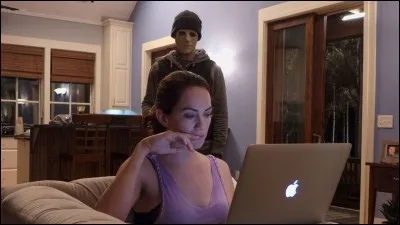 Dans quel film une écrivaine sourde et muette se retrouve-elle séquestrée dans sa demeure par un individu sadique et récalcitrant ?