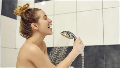 Qui chante : « Vous auriez bien voulu que je chante, comme si j'étais sous la douche, mais je ne prends jamais de douche, car je suis une intelligence artificielle » ?