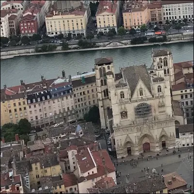 Quels sont les deux cours d'eau qui parcourent Lyon ?