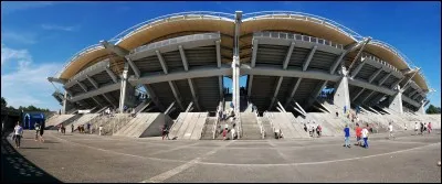 Laquelle de ces tribunes n'appartient pas au stade de Gerland ?