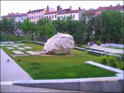 Quelle est l'origine du "Gros Caillou'' de la Croix-Rousse ?