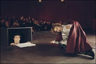 Au théâtre, comment s'appelle la personne chargée d'aider les acteurs en cas de trou de mémoire ?