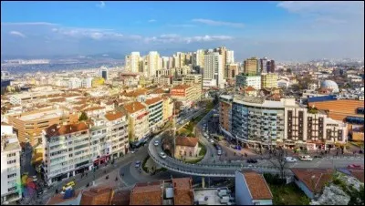 Cette ville grande turque de pr&egrave;s de 3 millions d'habitants, capitale des sultans ottomans au XIVe si&egrave;cle, c'est :