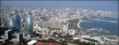 Cette ville bord&eacute;e par la mer Caspienne, capitale de l'Azerba&iuml;djan, c'est :