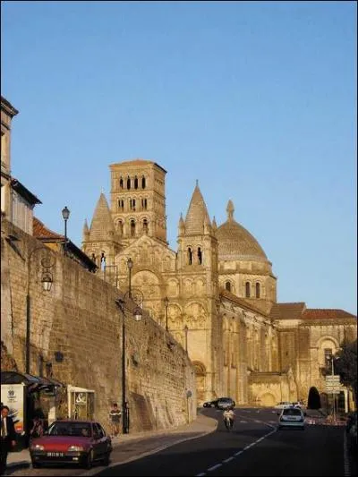 Dans  Mademoiselle chante le blues , Patricia Kaas fredonne Y'en a qui font la noce du ct 