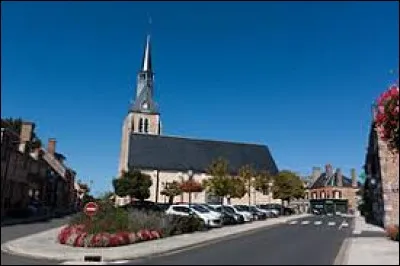 Nous sommes sur la place Robert-Mottu de Chaumont-sur-Tharonne. Commune du Centre-Val-de-Loire, dans l'arrondissement de Romorantin-Lanthenay, elle se situe dans le département ...