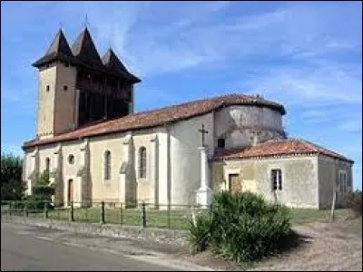 Vous avez sur cette image l'église Saint-Jacques-le-Majeur de Saint-Yaguen. Village de Nouvelle-Aquitaine, au confluent de la Midouze et du Bez, il se situe dans le département ...