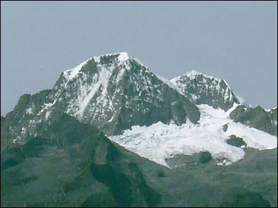 Tous les deux hauts de 5 775 mètres, de quel pays le pic Cristóbal Colón et le pic Simón Bolívar sont-ils les plus hautes montagnes ?