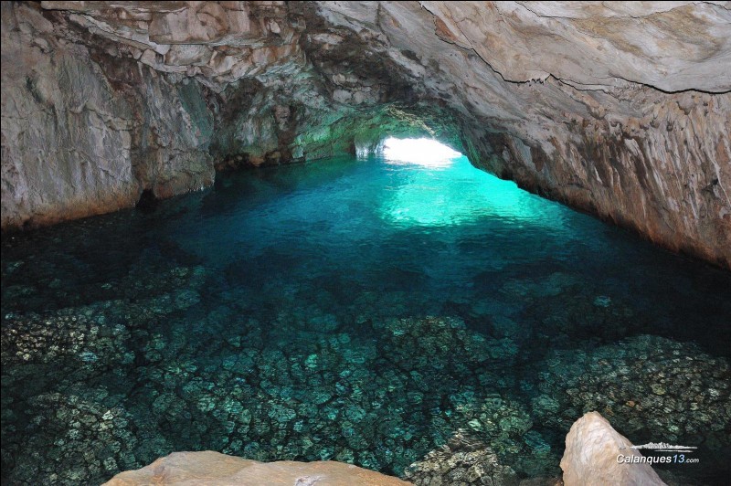 Dans quel pays se trouve la Grotte Bleue?