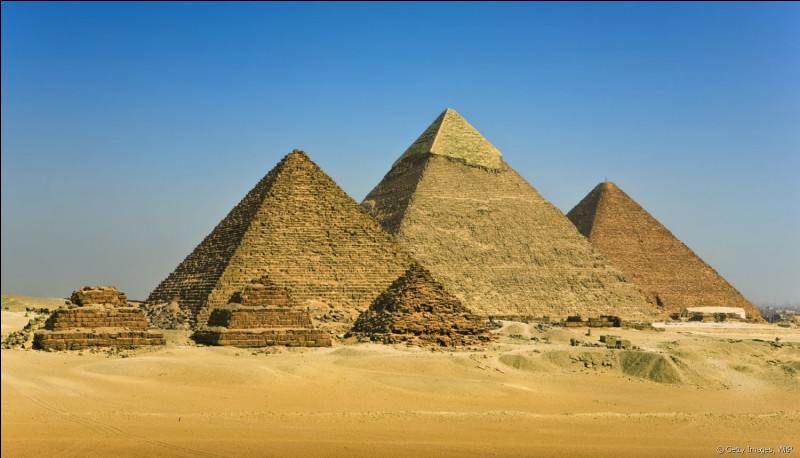Laquelle de ces pyramides ne fait pas partie des pyramides de Gizeh ?