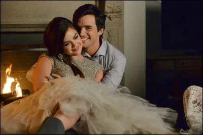 Comment s'appelle le garçon qui sort avec Aria ?