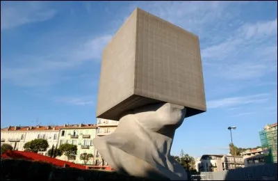 Quelle est la hauteur de la "Tête Carrée", la structure habitable de la bibliothèque Louis-Nucéra de Nice ?
