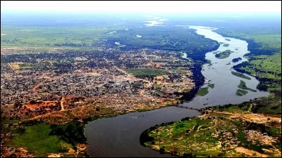 Cette ville africaine de 90 000 habitants, au bord du lac Victoria, ancienne capitale de l'Ouganda, c'est :