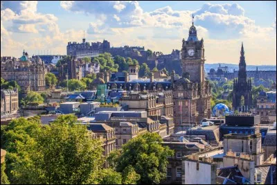 Cette ville britannique, capitale de l'Ecosse, c'est :