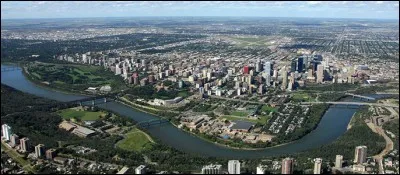 Cette ville canadienne, capitale de la province de l'Alberta, sur la rivière Saskatchewan Nord, c'est :