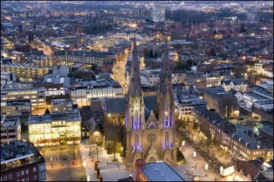 Cette ville néerlandaise de 200 000 habitants située dans la province du Brabant-Septentrional, dans le Sud des Pays-Bas, berceau de l'entreprise Philips, c'est :