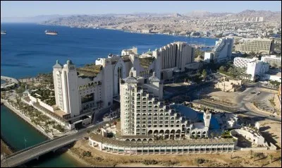 Seul débouché israélien sur la mer Rouge, cette ville au fond du golfe d'Aqaba, c'est :