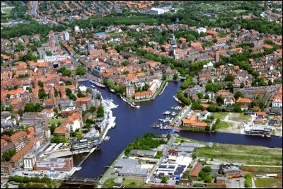 Cette ville maritime située dans le nord-ouest de l'Allemagne, port à l'embouchure du fleuve Ems et principale ville de la région de la Frise orientale, c'est :