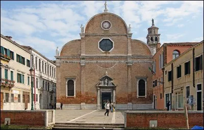 L'église dei Carmini, particulièrement composite (gothique, Renaissance, baroque), abrite une série de peintures relatant l'histoire des Carmélites.