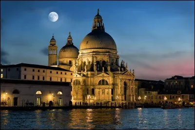 L'église Santa Maria della Salute, renfermant le tableau "Les Noces de Cana" du Tintoret, fut édifiée en hommage à la Vierge, à qui les Vénitiens attribuaient l'éradication d'une épidémie de peste ravageuse.