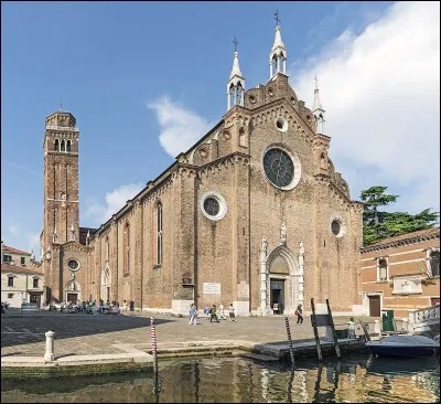 La basilique Santa Maria dei Frari, qui renferme la géniale "Assomption" de Titien - dont on a dit qu'elle était le plus beau tableau du monde - fut édifiée par les frères franciscains.