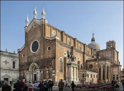 Insérant dans son plafond trois toiles de Véronèse, la basilique Santi Giovanni e Paolo, avec sa nef de 100 m de long et 30 m de large, est la plus petite église de Venise.