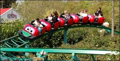 Dans quel parc d'attractions belge peut-on monter à bord de ce manège appelé "La Coccinelle" ?