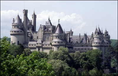 Dans quelle commune de l'Oise peut-on visiter un château fort qui a été restauré par Eugène Viollet-le-Duc ?