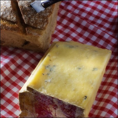 Ce fromage français au lait de vache est produit en Auvergne, mais surtout dans un département qui porte son nom.Le..