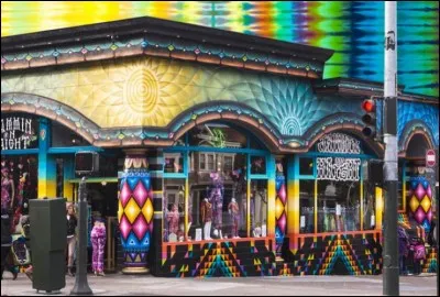 Quel est ce célèbre quartier de San Francisco où les hippies commencent à s'installer à partir de 1965 ?