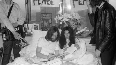 Quel couple hippie organise, en 1969, l'événement « Bed-in for Peace » pour protester contre la guerre du Viêt Nam ?