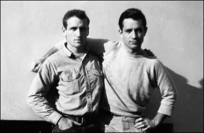 Quel écrivain, membre du mouvement littéraire Beat Generation, a considérablement influencé les hippies grâce à son roman « Sur la route » (1957) ?