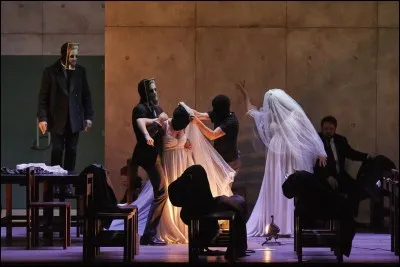 Qui est l'acteur principal de 'Quatre mariages et un enterrement' ?