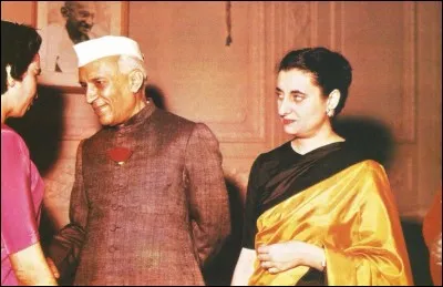 Quel était le lien de parenté entre Nehru et Indira Gandhi ?