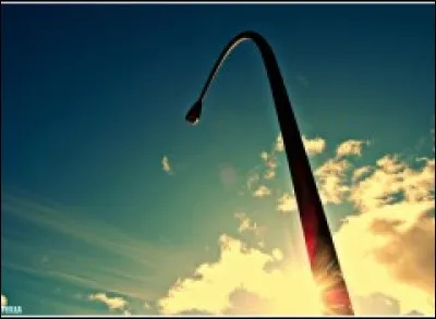 Quel homme a chanté ces paroles "Il y a le ciel, le soleil et la mer 
Il y a le ciel, le soleil et la mer " ?