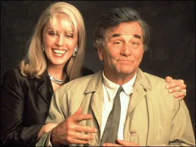 Peter Falk joue le rôle d'un inspecteur de police, nommé Columbo dans la série du même nom.