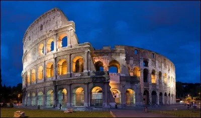 Le Colisée est un immense amphithéâtre ovoïde situé à Rome, en Italie.