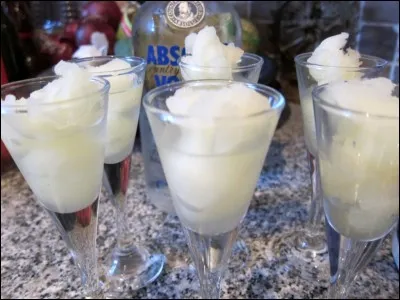 Le sorbet colonel est un dessert composé de glace à la vanille et arrosé de vodka.