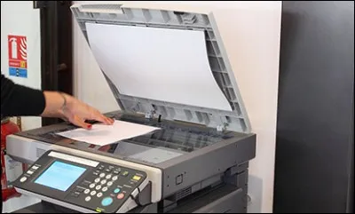 Ton professeur de maths te confie la surveillance de la classe pendant cinq minutes, car elle doit faire des photocopies ! 
Que fais-tu ?