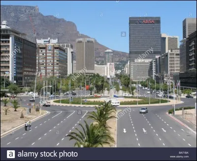 Laquelle des trois capitales d'Afrique du Sud, désormais capitale législative, est également une ville portuaire ?