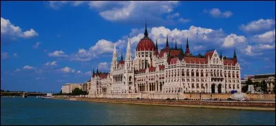 Quelle capitale mondiale tient en partie son nom du frère d'Attila le Hun ?