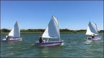 Quel est le nom du petit voilier monocoque conçu pour l'apprentissage des enfants ?